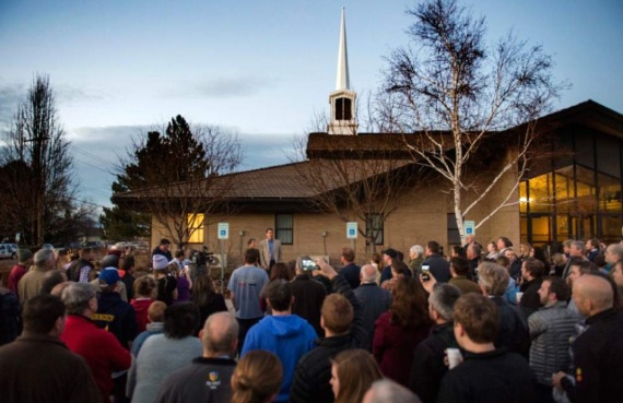 John Dehlin e esposa conversam com 200 amigos enquanto aguardam sua "corte de amor". (Foto por Rick Egan do The Salt Lake Tribune)