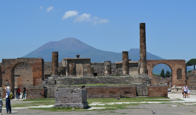 Ruínas do Foro de Pompéia, com Templo de Júpiter ao fundo e, atrás deste, o Monte Vesúvio. (Foto: Marcello Jun)